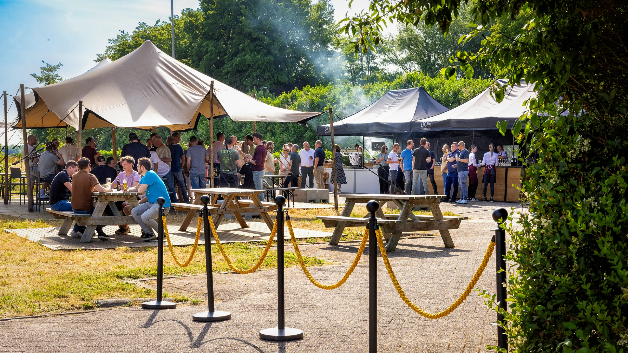 BBQ opstelling buiten Zendstation
