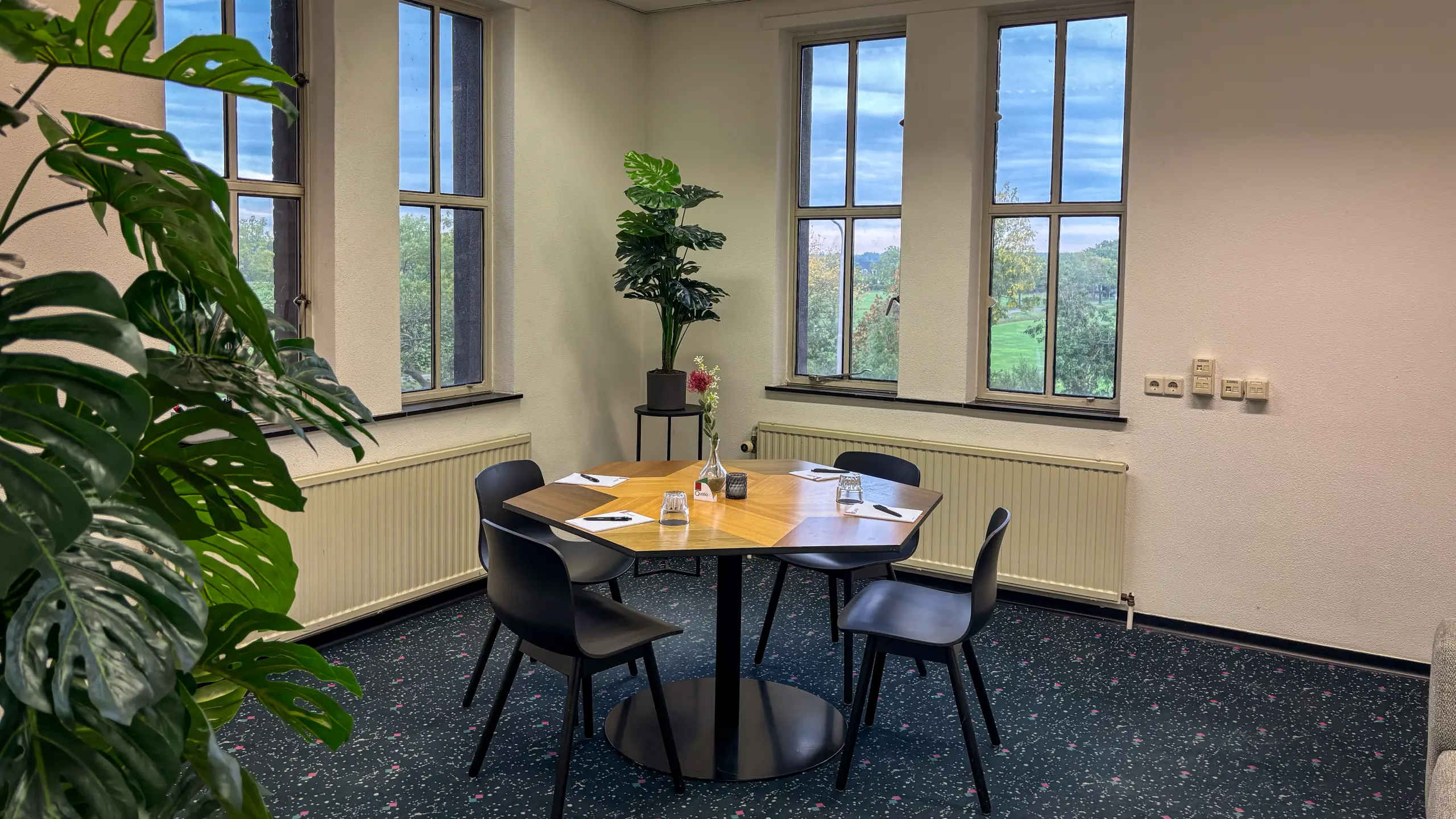 Directiekamet Zuid Tafel Stoelen Zendstation