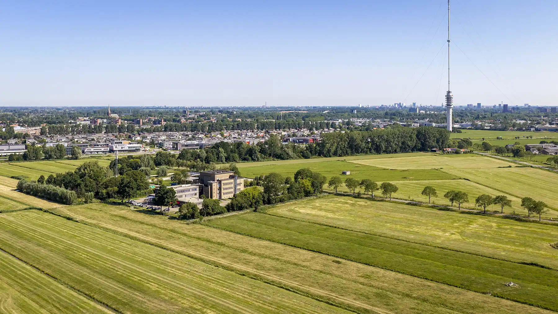 Het Zendstation in de weilanden
