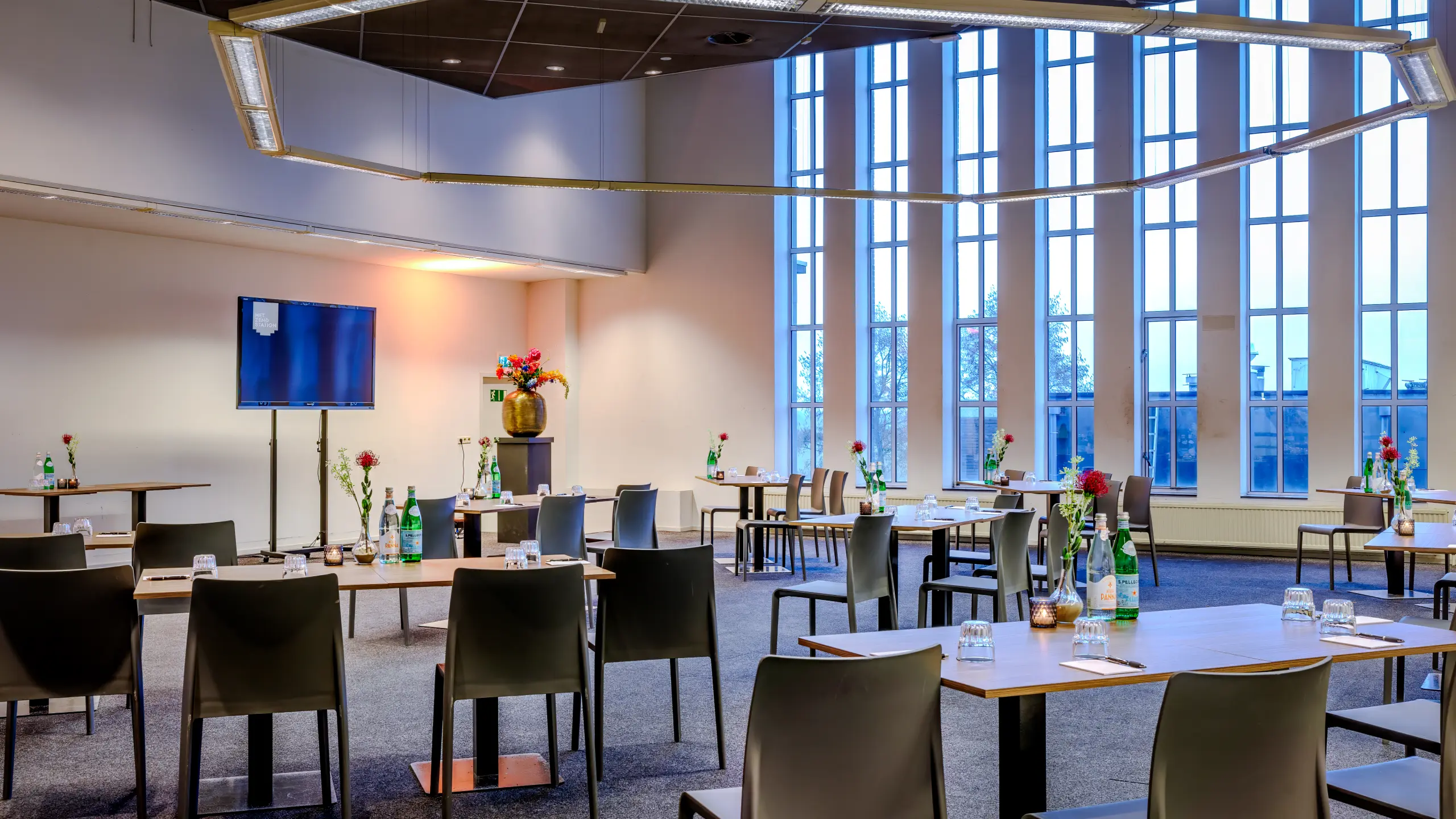 Zenderzaal losse opstelling Zendstation