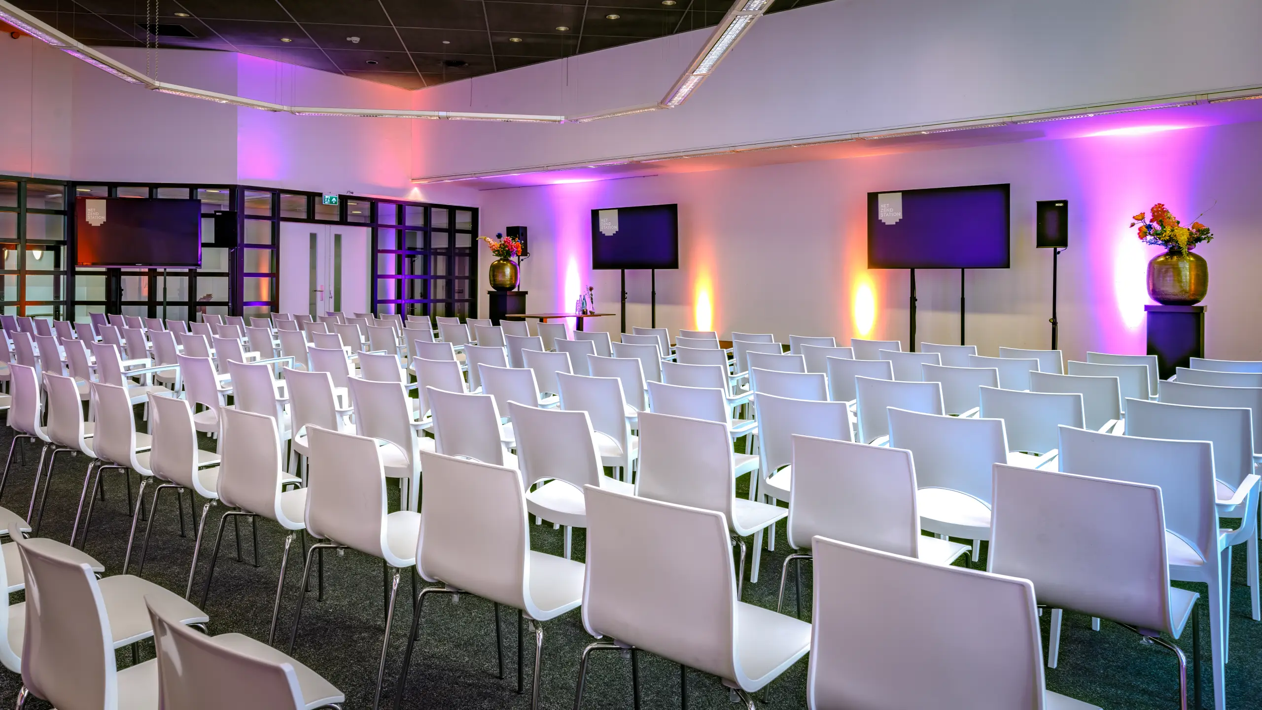 Zenderzaal presentatie Zendstation