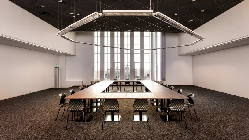 Zenderzaal vergaderopstelling Zendstation