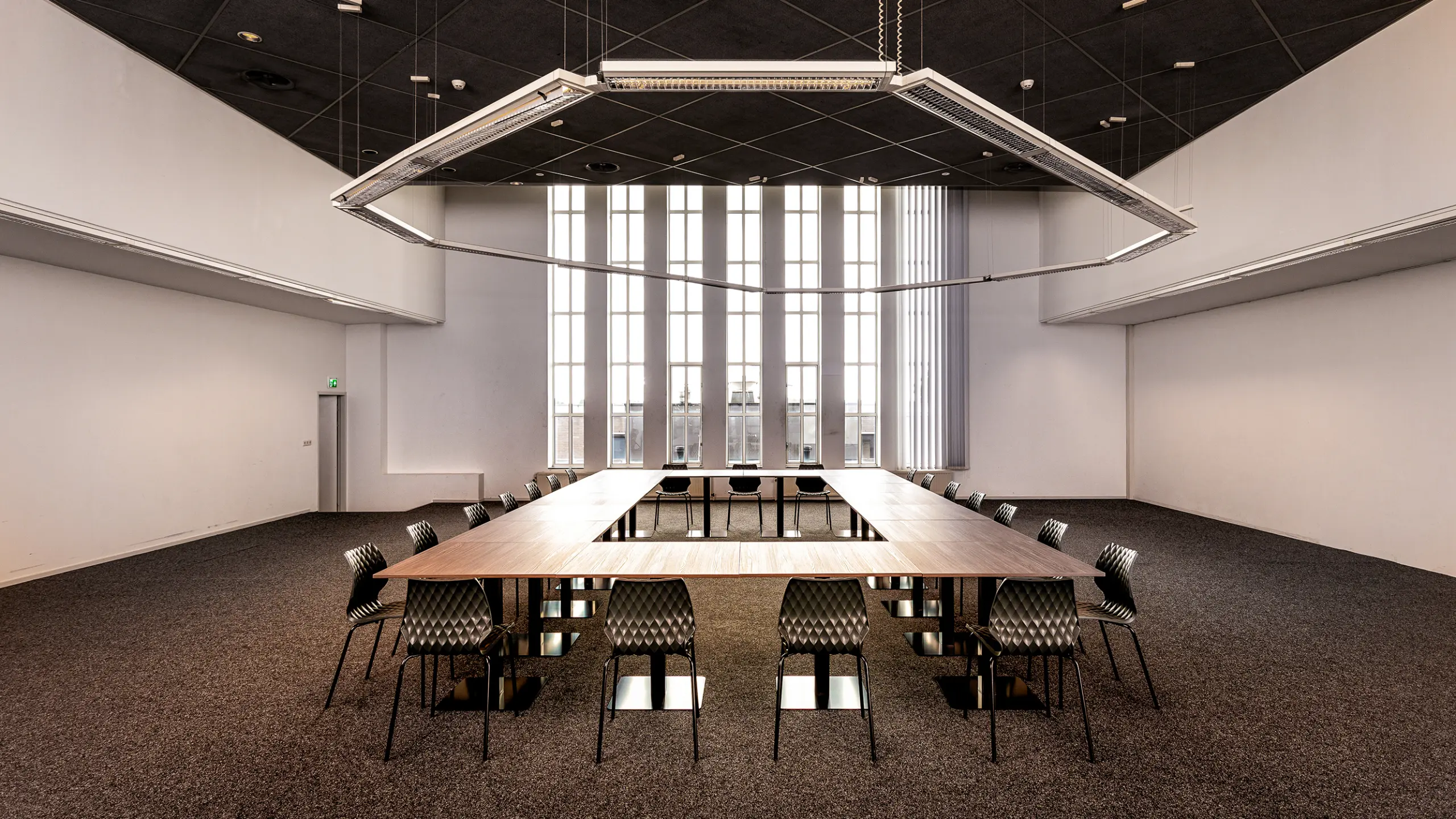 Zenderzaal vergaderopstelling Zendstation